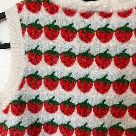 Levi’s Strawberry Knit Vest - Picture 4 of 7